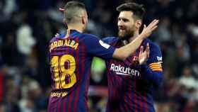 Leo Messi y Jordi Alba se abrazan en un partido del Barça / EFE