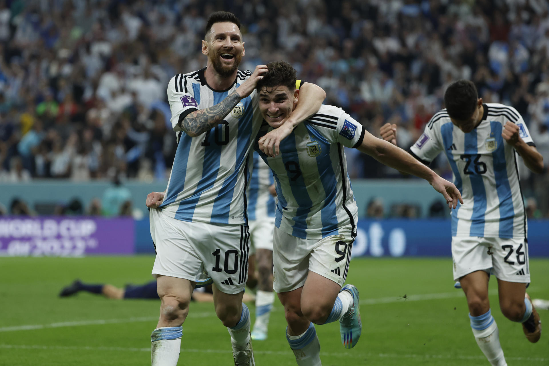 Messi felicita a Julián Álvarez tras marcar el segundo gol de Argentina / EFE