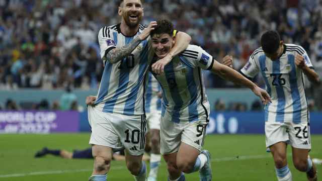 Messi felicita a Julián Álvarez tras marcar el segundo gol de Argentina / EFE