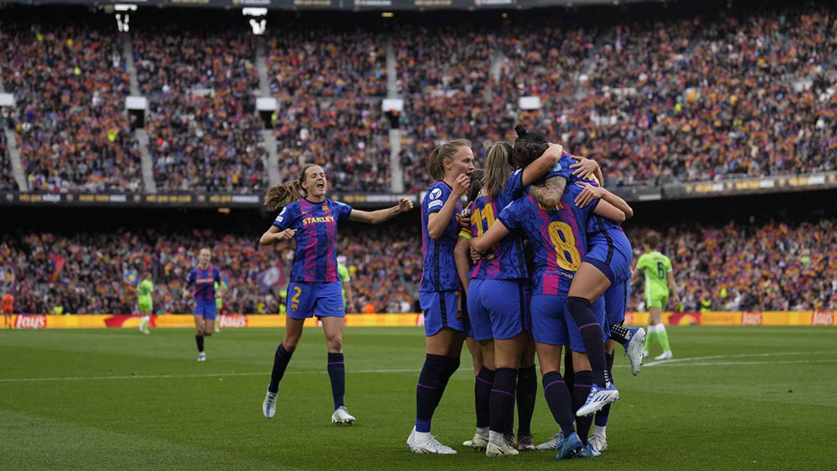 Las jugadoras del Barça Femenino se abrazan, tras conquistar la ida de las semifinales contra el Wolfsburgo / EFE
