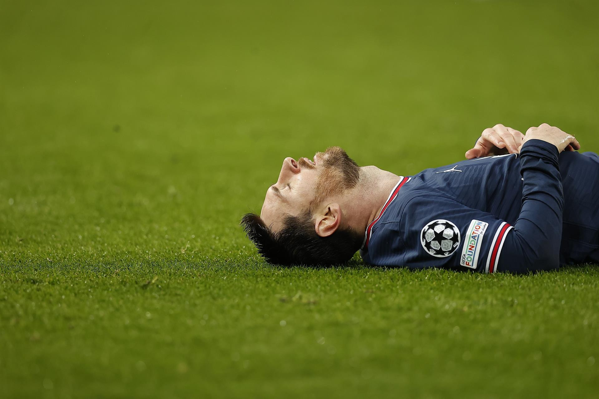Leo Messi, tendido en el verde de París tras fallar un penalti / EFE