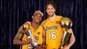 Pau Gasol, con Kobe Bryant, tras proclamarse campeón de la NBA con los Lakers