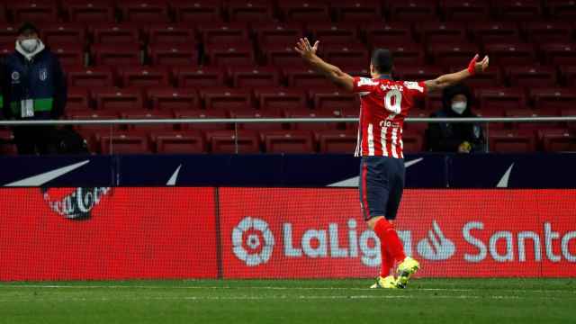 Luis Suárez celebrando su gol contra el Deportivo Alavés / EFE