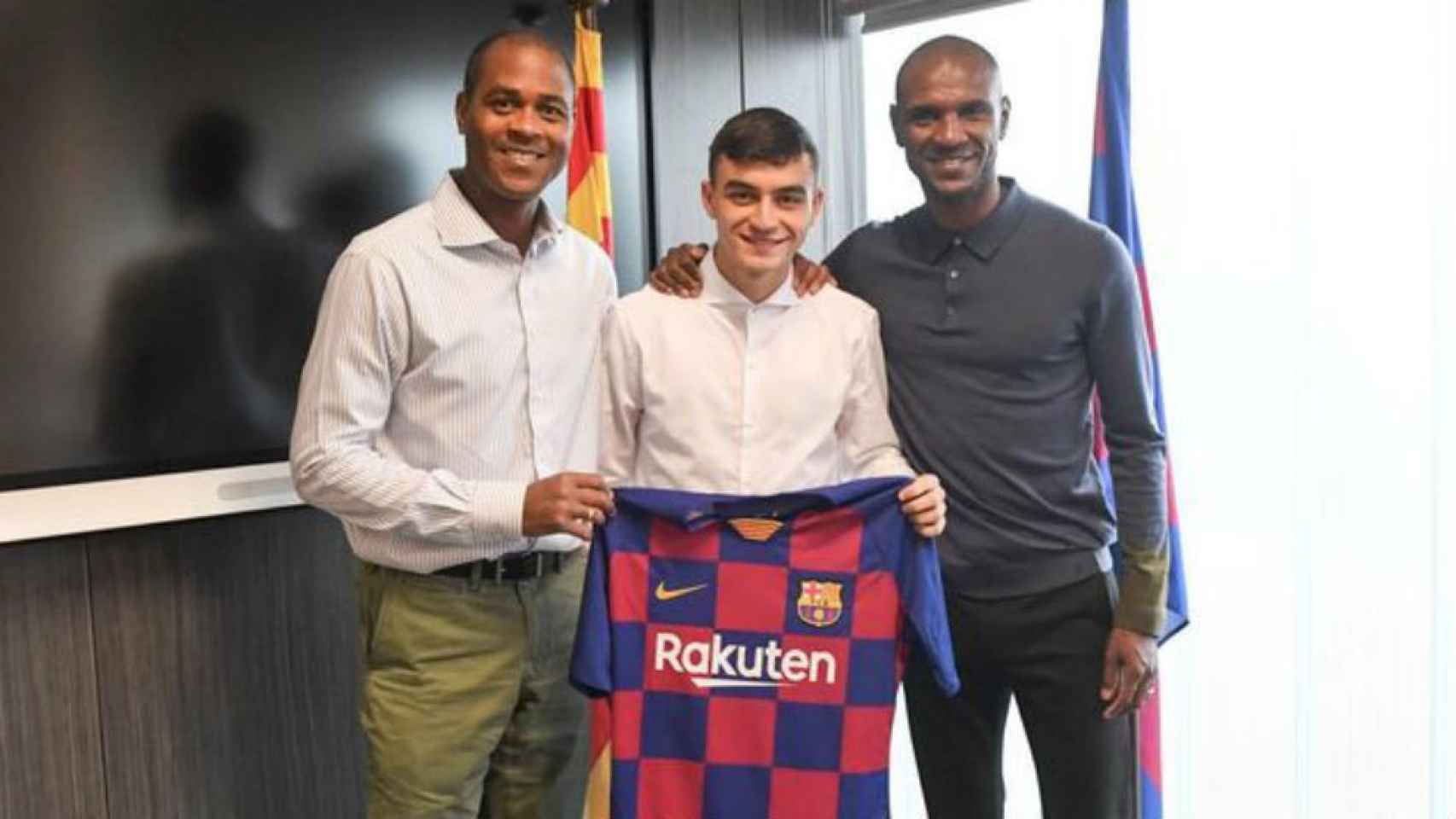 Pedri González el día que firmó con el Barça /REDES