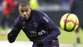 Mbappe calienta antes del partido del PSG (sin Neymar) frente al Olympique de Lyon / EFE