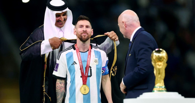 Messi luciendo el Best junto a Infantino y el Emir de Qatar/ REDES