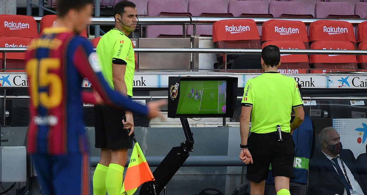 Un árbitro revisa el VAR, durante un partido del Barça en el Camp Nou / REDES