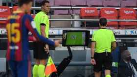 Un árbitro revisa el VAR, durante un partido del Barça en el Camp Nou / REDES