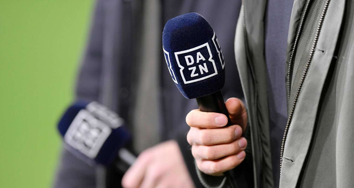 Los periodistas de DAZN, cubriendo un partido de fútbol / DAZN