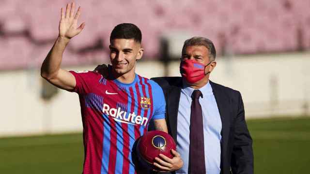 Ferran Torres y Joan Laporta en la presentación del joven delantero valenciano / EFE