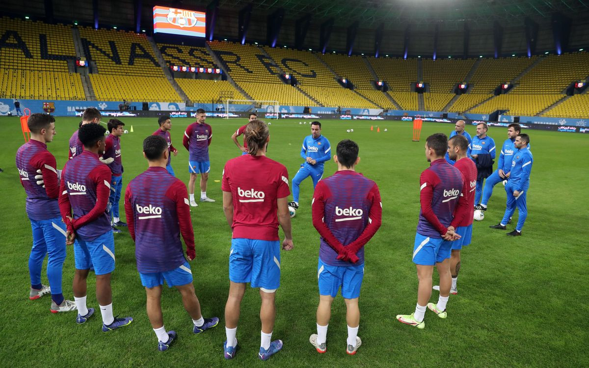 Xavi conversa con sus jugadores en Riad, donde este martes el Barça se enfrentará a Boca Juniors / FCB