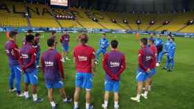 Xavi conversa con sus jugadores en Riad, donde este martes el Barça se enfrentará a Boca Juniors / FCB
