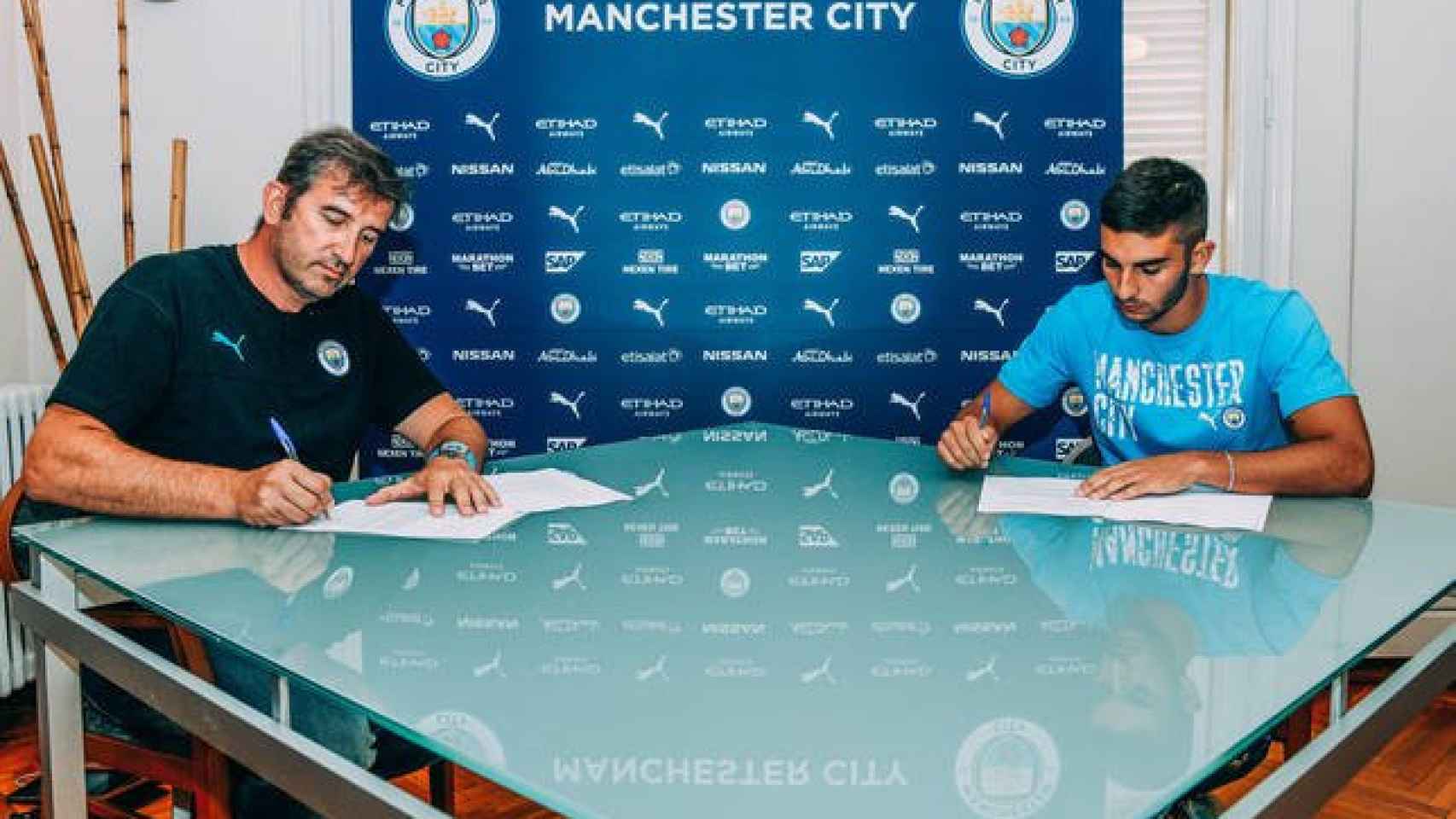 Ferran Soriano firma el primer contrato de Ferran Torres con el Manchester City / MC