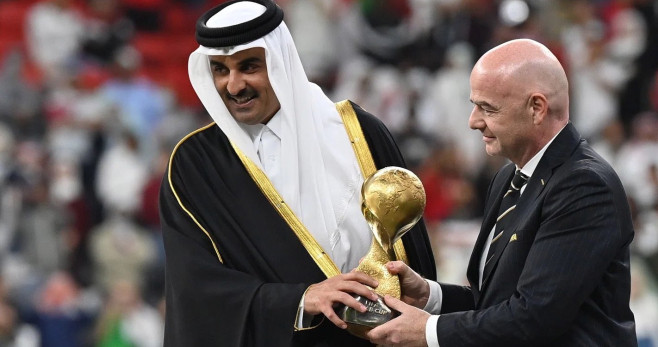 Gianni Infantino, recibiendo de Al Thani la Copa del Mundo de Qatar 2022 / REDES