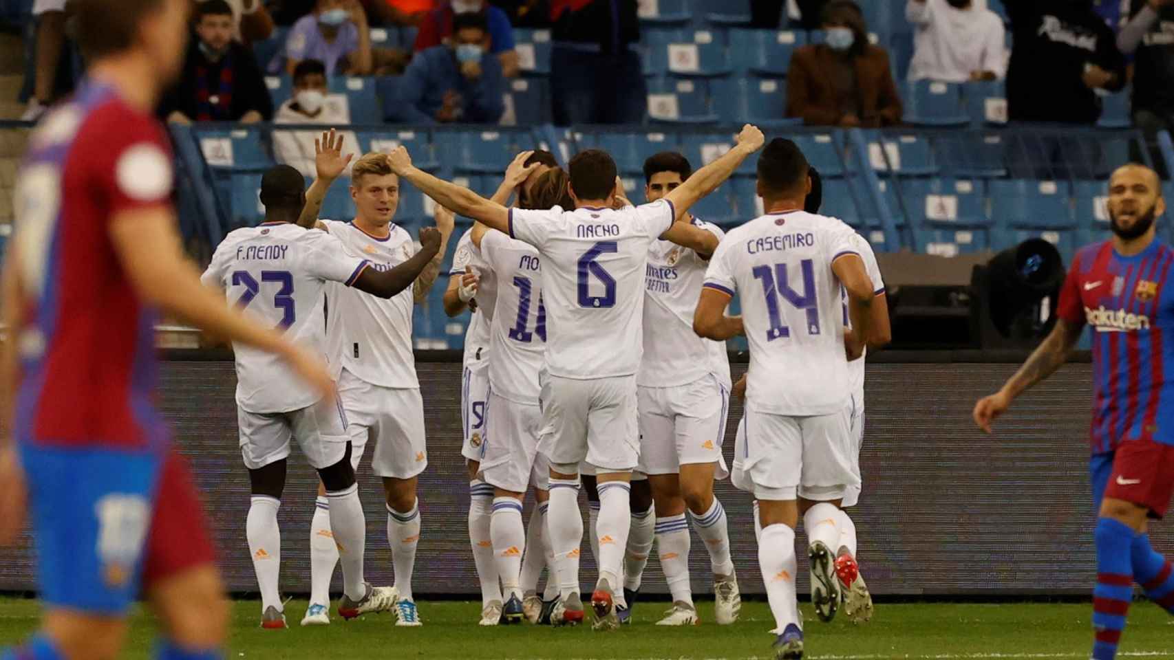 El Real Madrid celebra el primer gol de Vinicius al Barça en el clásico de Arabia Saudí / EFE