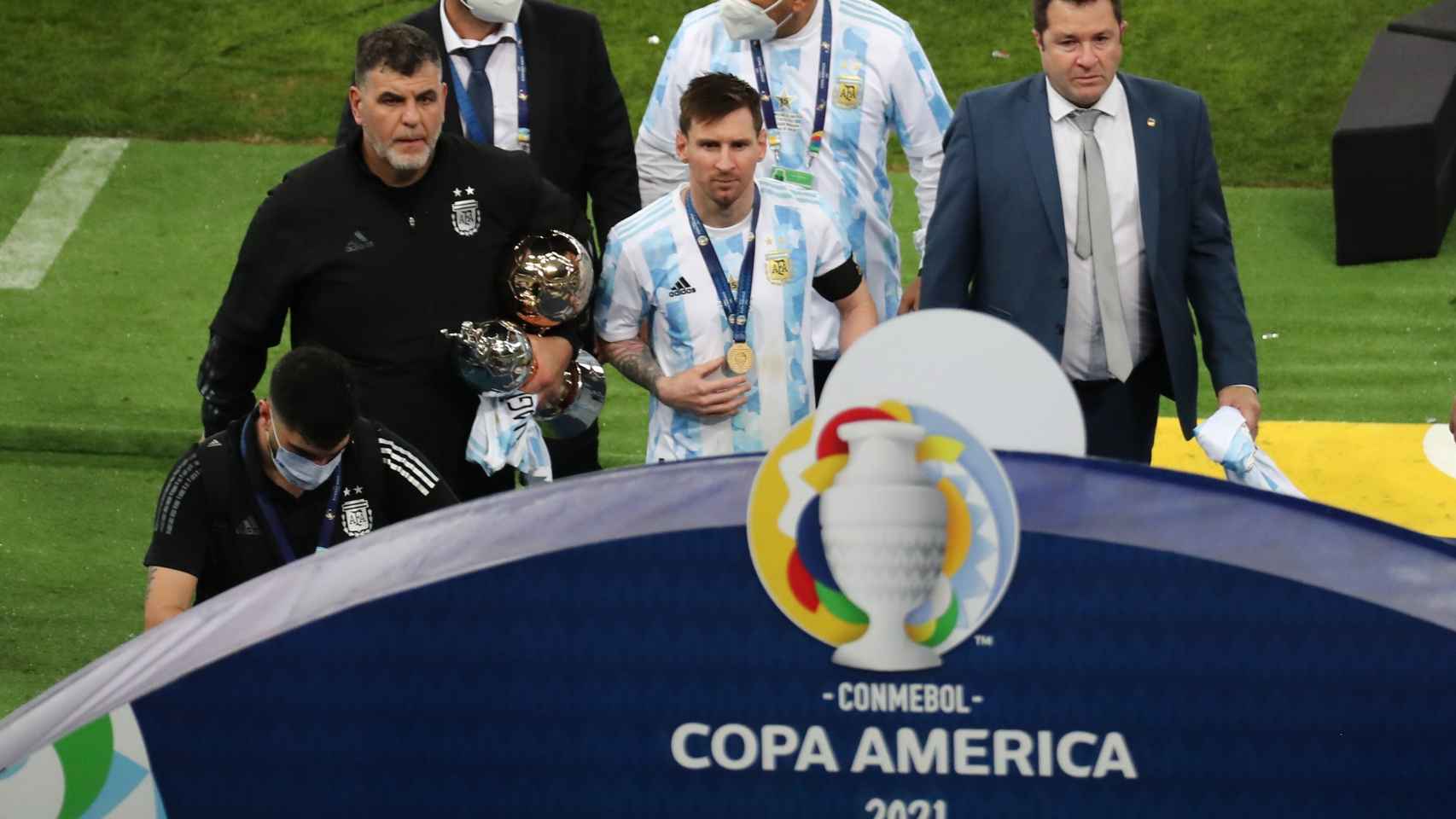 Leo Messi, tras la final contra Brasil, con el trofeo de MVP de la Copa América / EFE