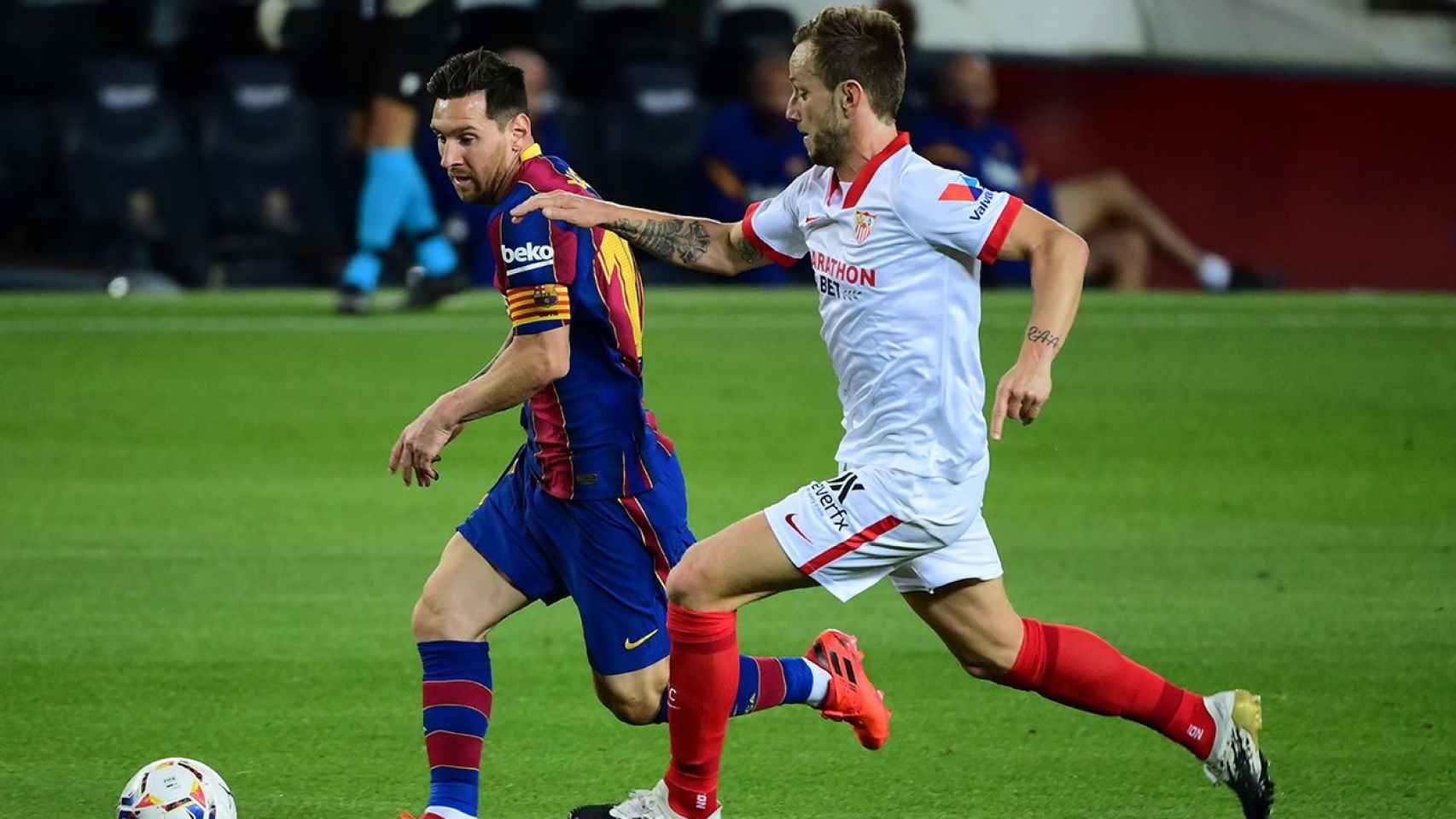 Messi, en una acción ante el Sevilla de Rakitic | EFE