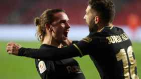 Griezmann y Alba celebrando uno de los goles contra el Granada / FC Barcelona