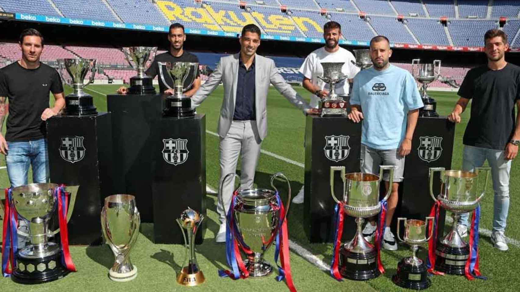 Luis Suárez con Messi, Busquets, Piqué, Alba y Roberto / FCB