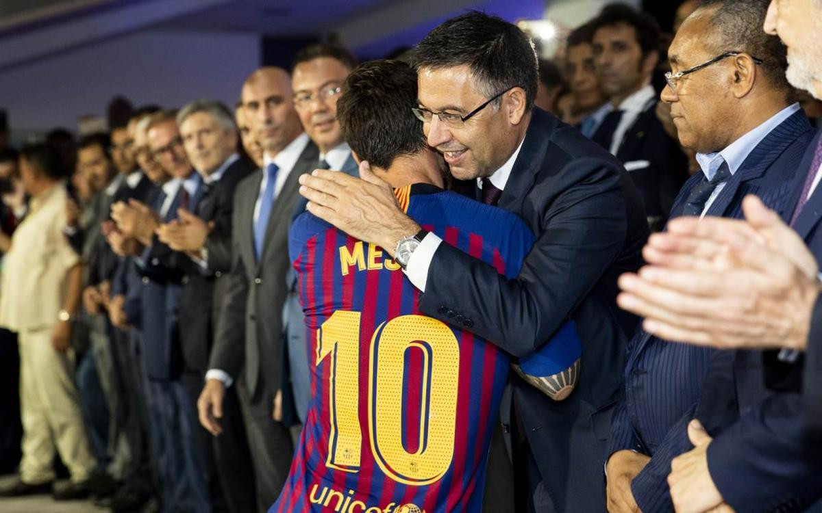 Leo Messi y Bartomeu celebrando un título / EFE