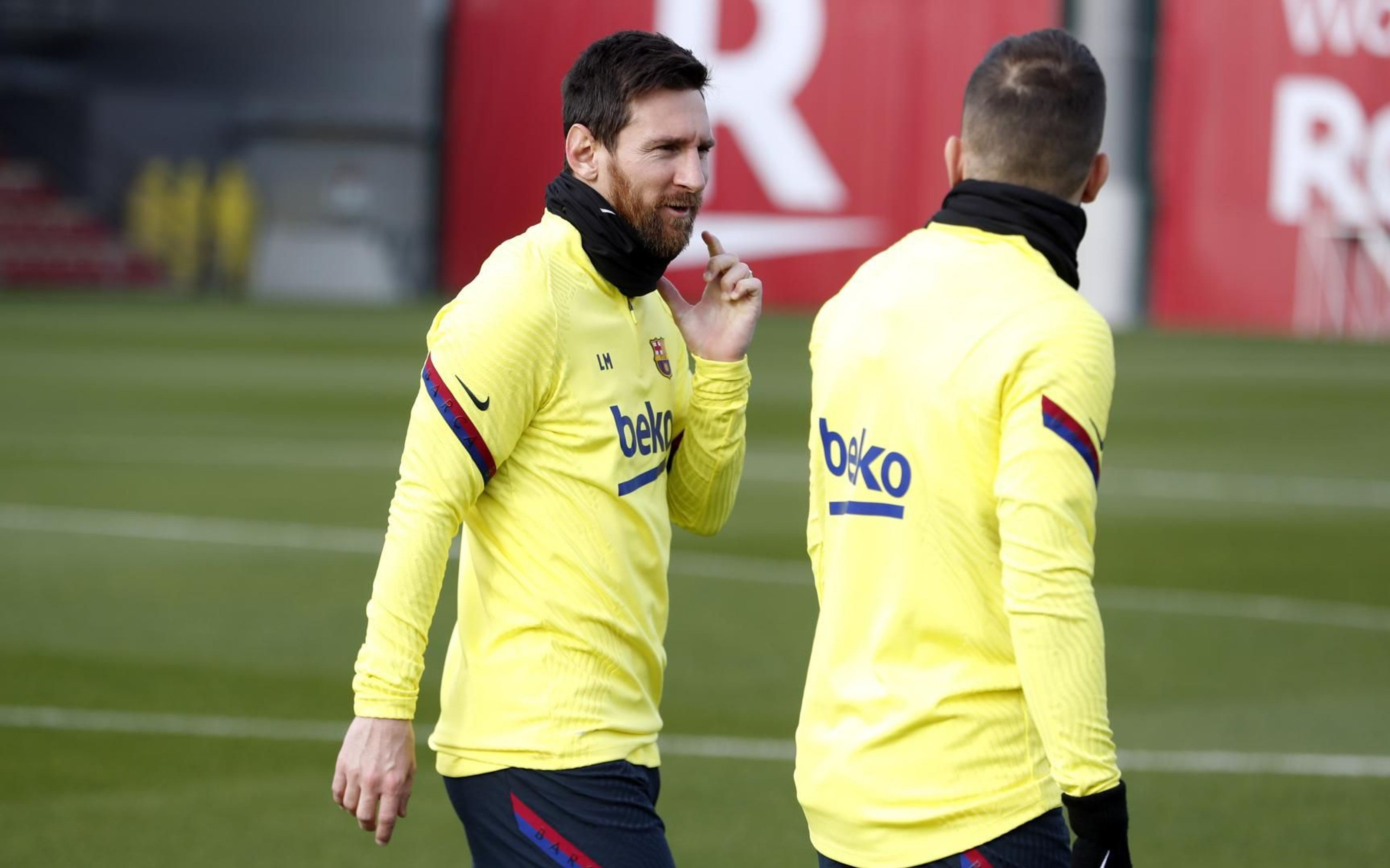 Leo Messi conversando con Jordi Alba en un entrenamiento / FC Barcelona