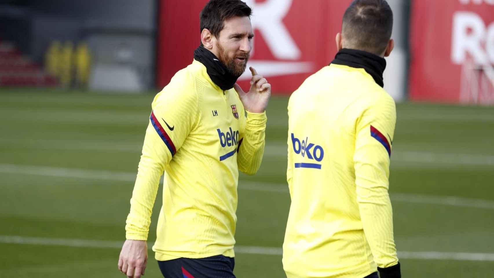 Leo Messi conversando con Jordi Alba en un entrenamiento / FC Barcelona