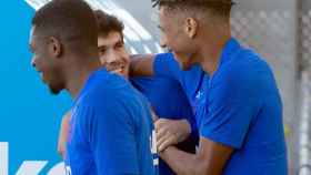 Dembelé, Todibo y Aleñá en un entrenamiento del Barça / EFE