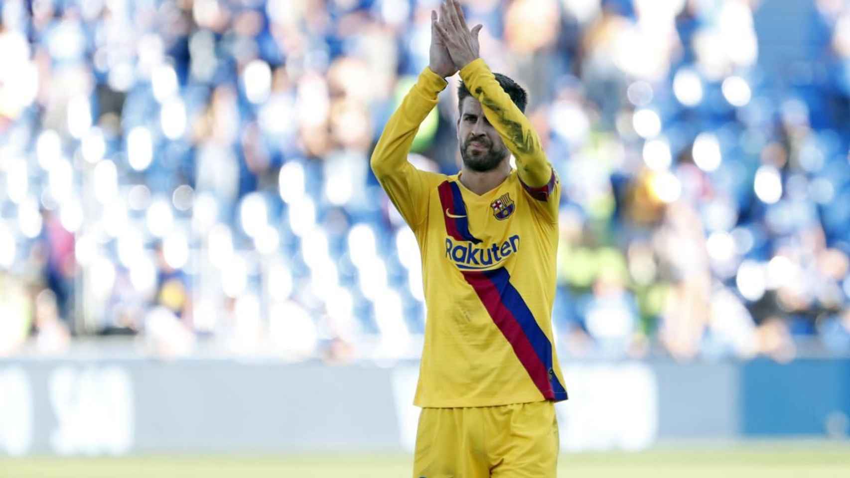 Gerard Piqué agradeciendo el apoyo de la afición del Barça en Getafe / EFE