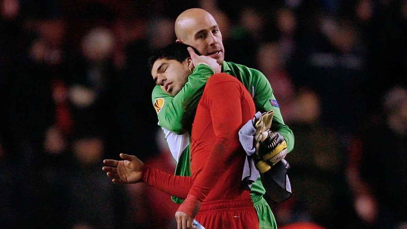 Pepe Reina consolando a Luis Suárez con el Liverpool / EFE