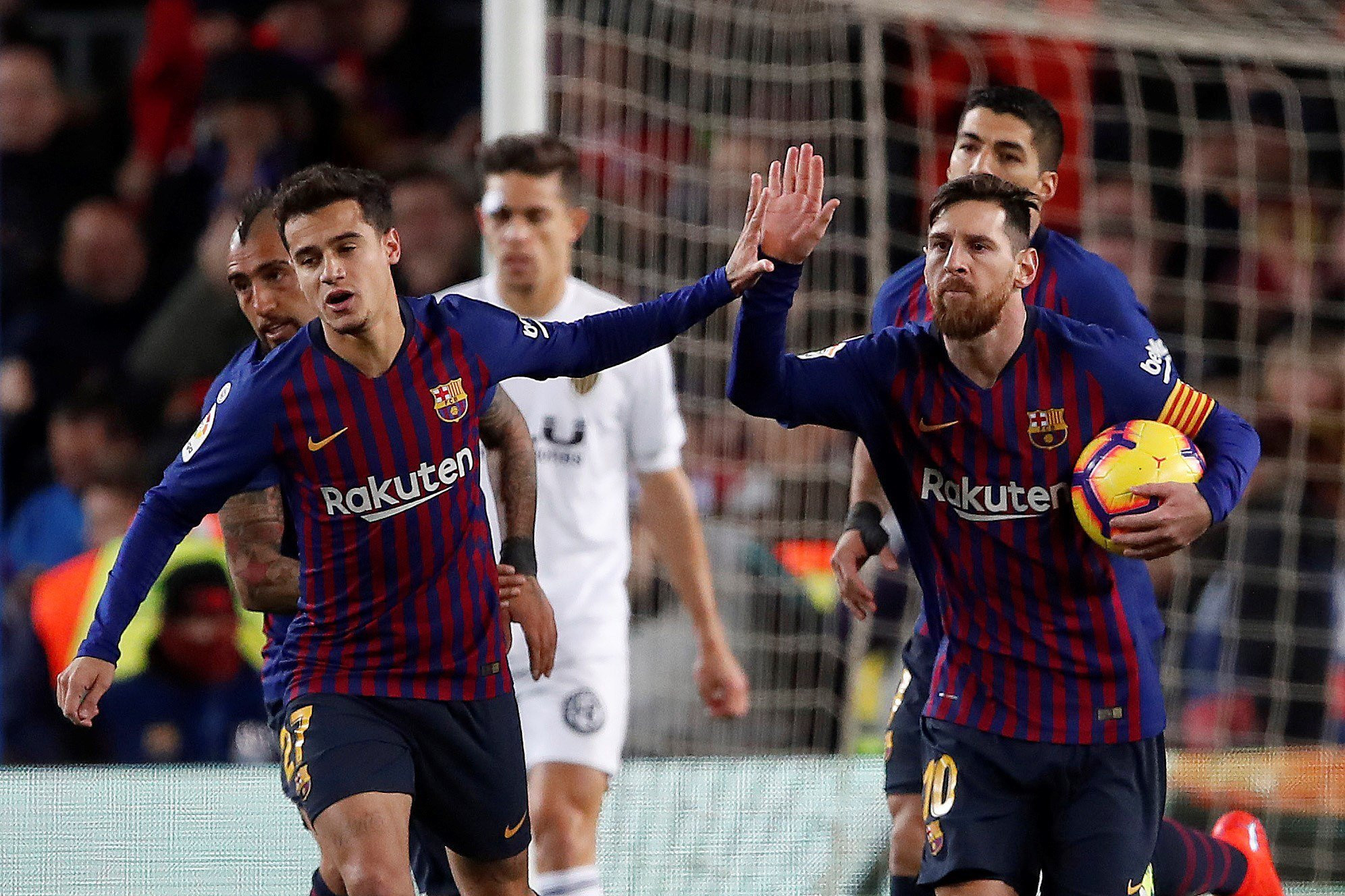 Coutinho y Leo Messi celebrando uno de los goles contra el Valencia / EFE