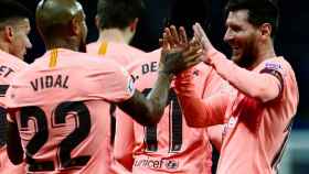 Arturo Vidal celebrando el gol de Leo Messi frente al Espanyol / EFE