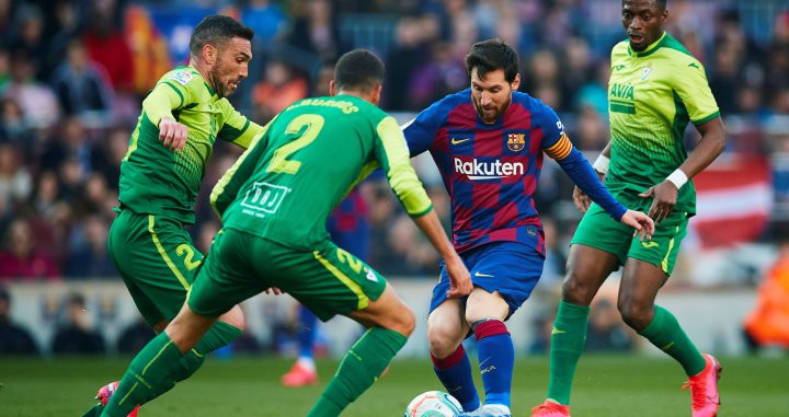 Messi esquivando a los jugadores del Eibar / EFE