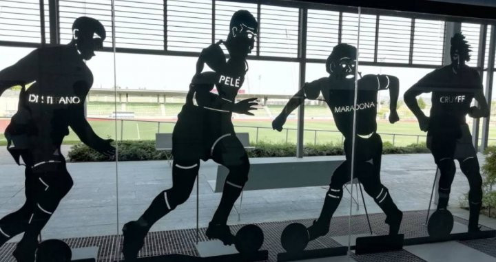 Las estatuas de futbolistas que aparecen en Las Rozas | Cadena Ser