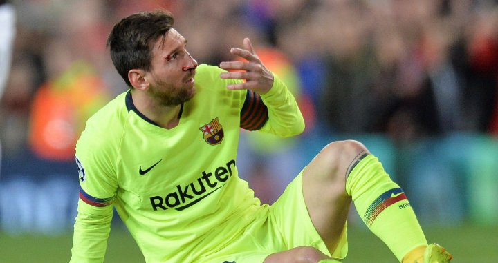 Una foto de Leo Messi sangrando de la nariz tras el golpe de Smalling / EFE