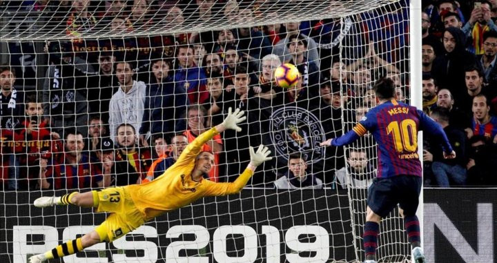 Messi marcando el penalti a Pau López / EFE