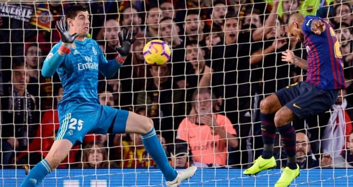 Arturo Vidal remata de cabeza para marcar el quinto gol del Barça / EFE