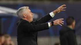 Ancelotti da instrucciones a los jugadores del Real Madrid en Leipzig  / EFE