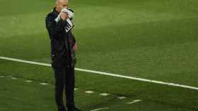 Zidane durante el clásico contra el Barça / EFE