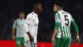 Vinicius (Real Madrid) insultando a Marc Bartra (Betis) / TWITTER