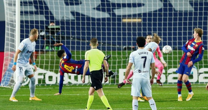 De esta forma Ronald Araújo marcó su gol ante el Valencia | EFE