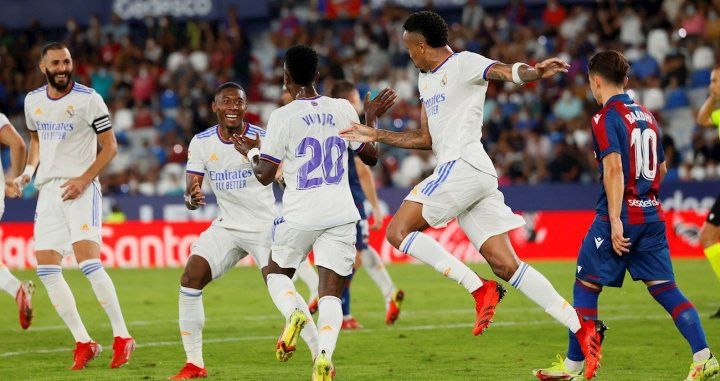 Los jugadores del Real Madrid celebran un gol de Vinicius ante el Levante / EFE