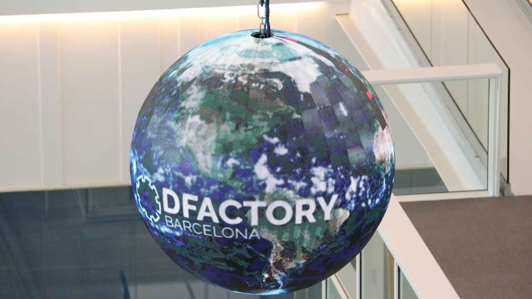 Globo terráqueo decorativo que muestra cómo DFactory situará a Barcelona en el centro del planeta / CZFB