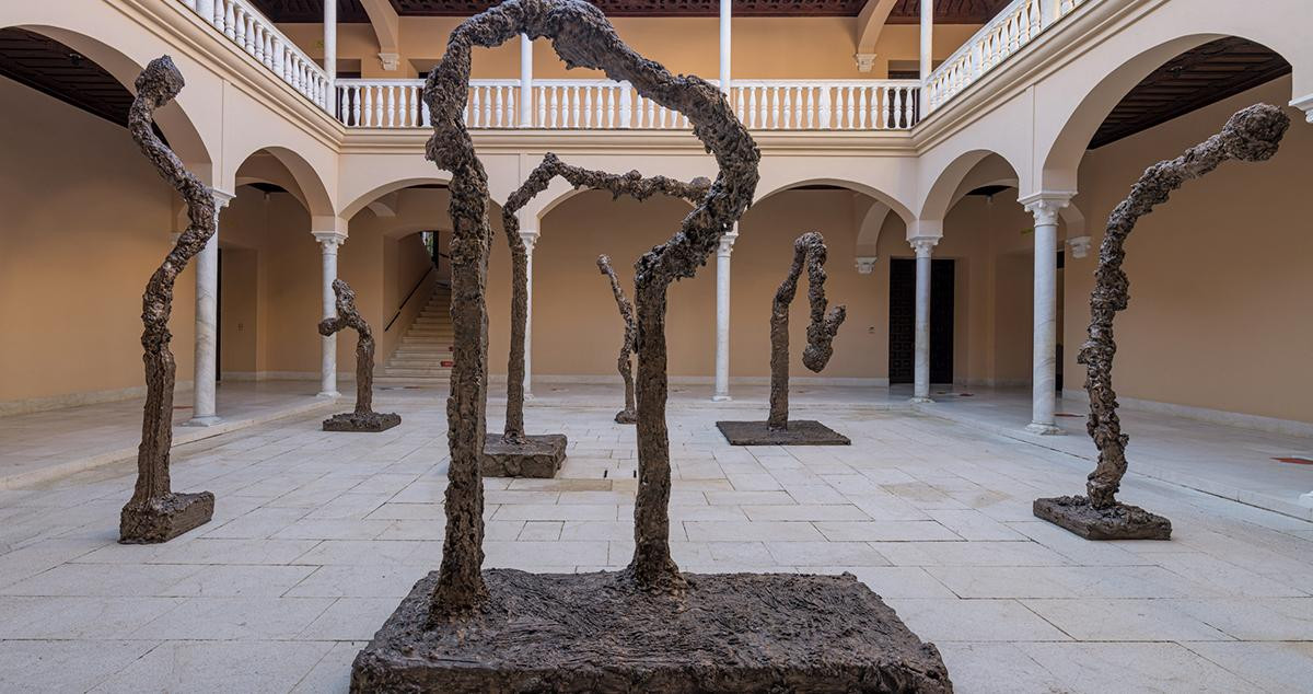 Siete esculturas de bronce ocupan el patio central del Museo Picasso de Málaga / PABLO ASENJO