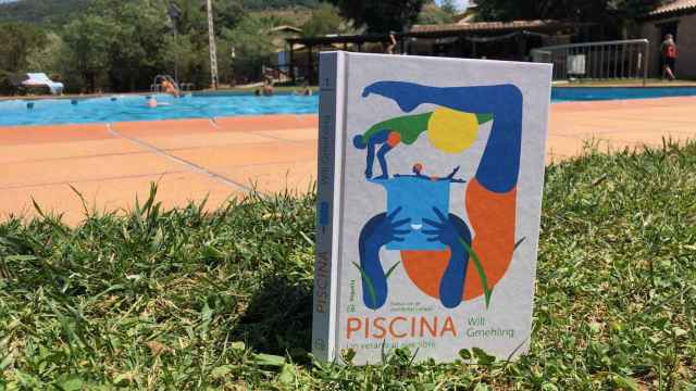 El libro de literatura juvenil, 'Piscina', de Will Gmehling, en una piscina en Cataluña / LG