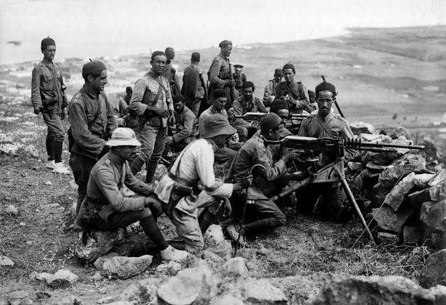 Soldados regulares de Ceuta con una ametralladora