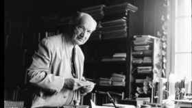 El filósofo alemán Martin Heidegger, en su estudio de trabajo.