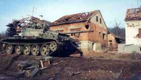 Un tanque del ejército de Yugoslavia destruido por el ejército de Croacia / ARCHIVO