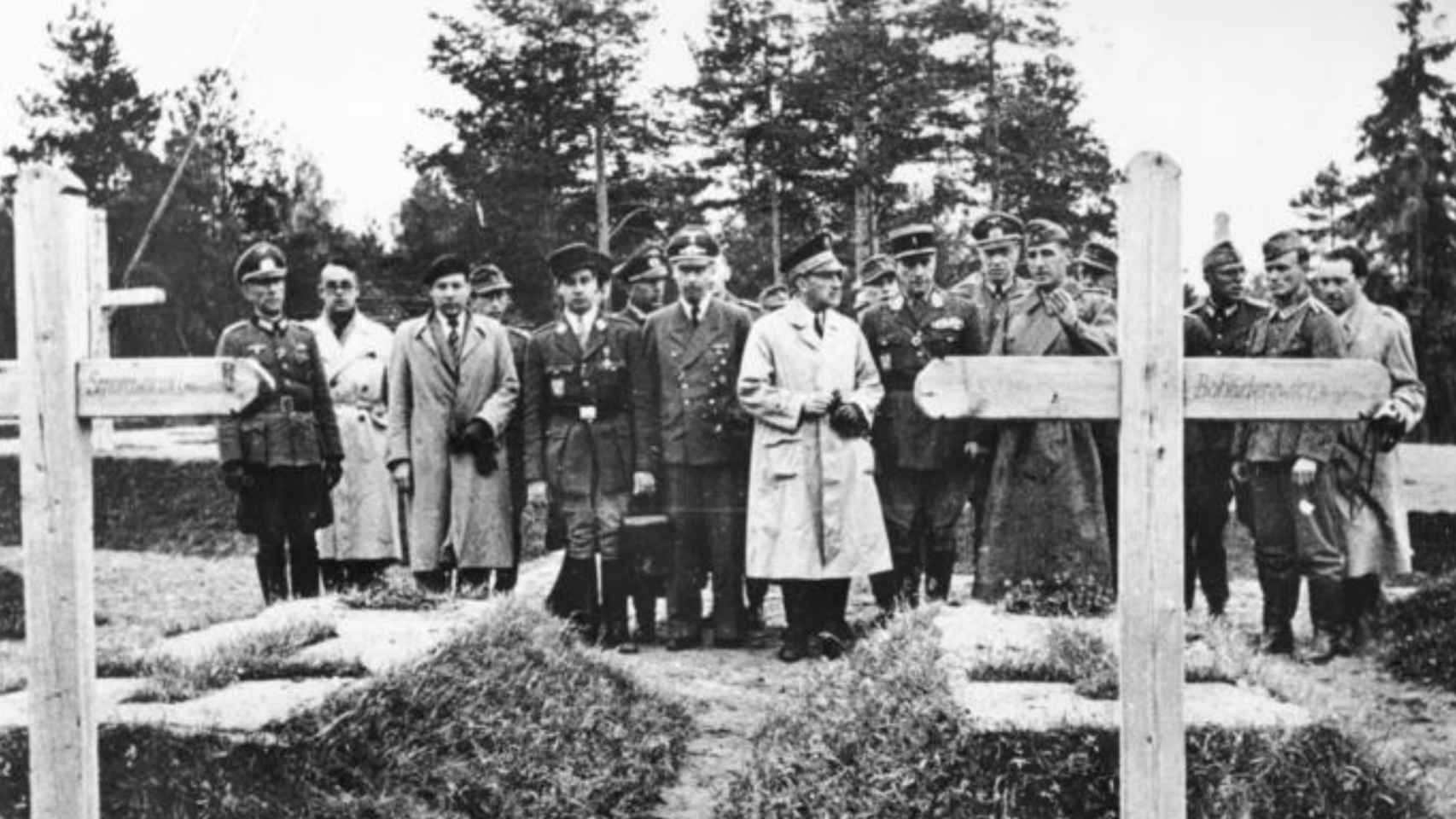 Brasillach (segundo por la izquierda) en Katyn, uno de los destinos de su gira propagandística con los nazis en 1943.3