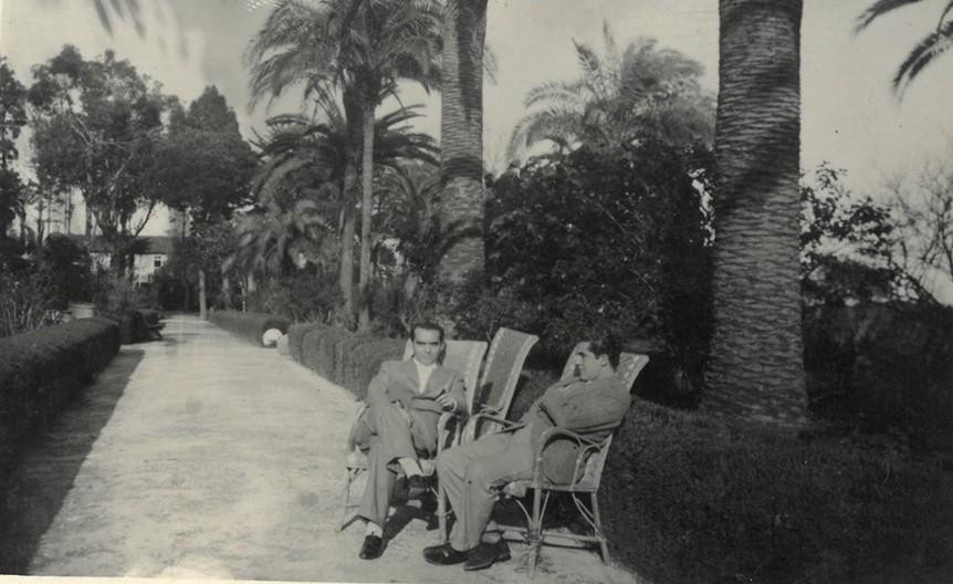 Lorca y Rodríguez Rapún, en los jardines del hotel Reina Cristina de  Algeciras, en una fotografía custodiada por herederos del segundo. CFGL