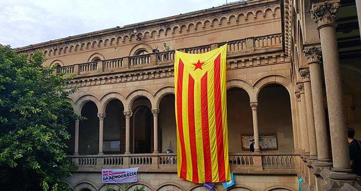 Una bandera independentista en la Universitat de Barcelona (UB), uno de los centros condenados por su sesgo ideológico / CG